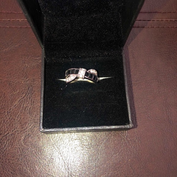 Silver ring with white and black stones - Picture 7 of 12